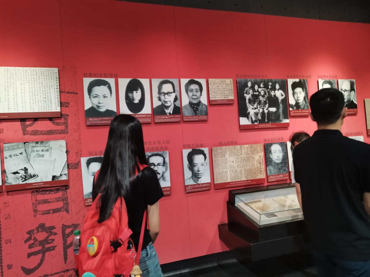 实践团成员参观纪念馆 实践团成员参观纪念馆