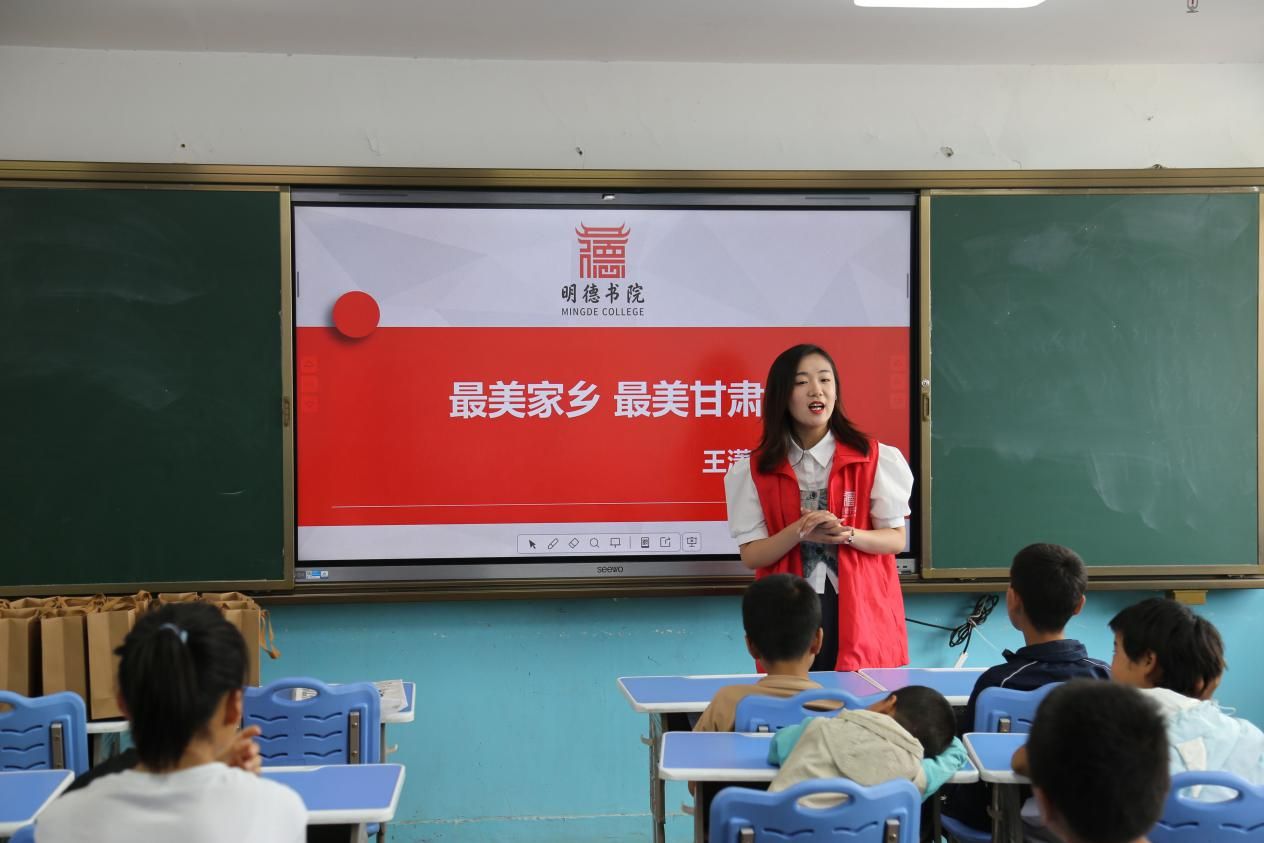 王潇然同学带来“最美家乡 最美甘肃”绘画课 王潇然同学带来“最美家乡 最美甘肃”绘画课