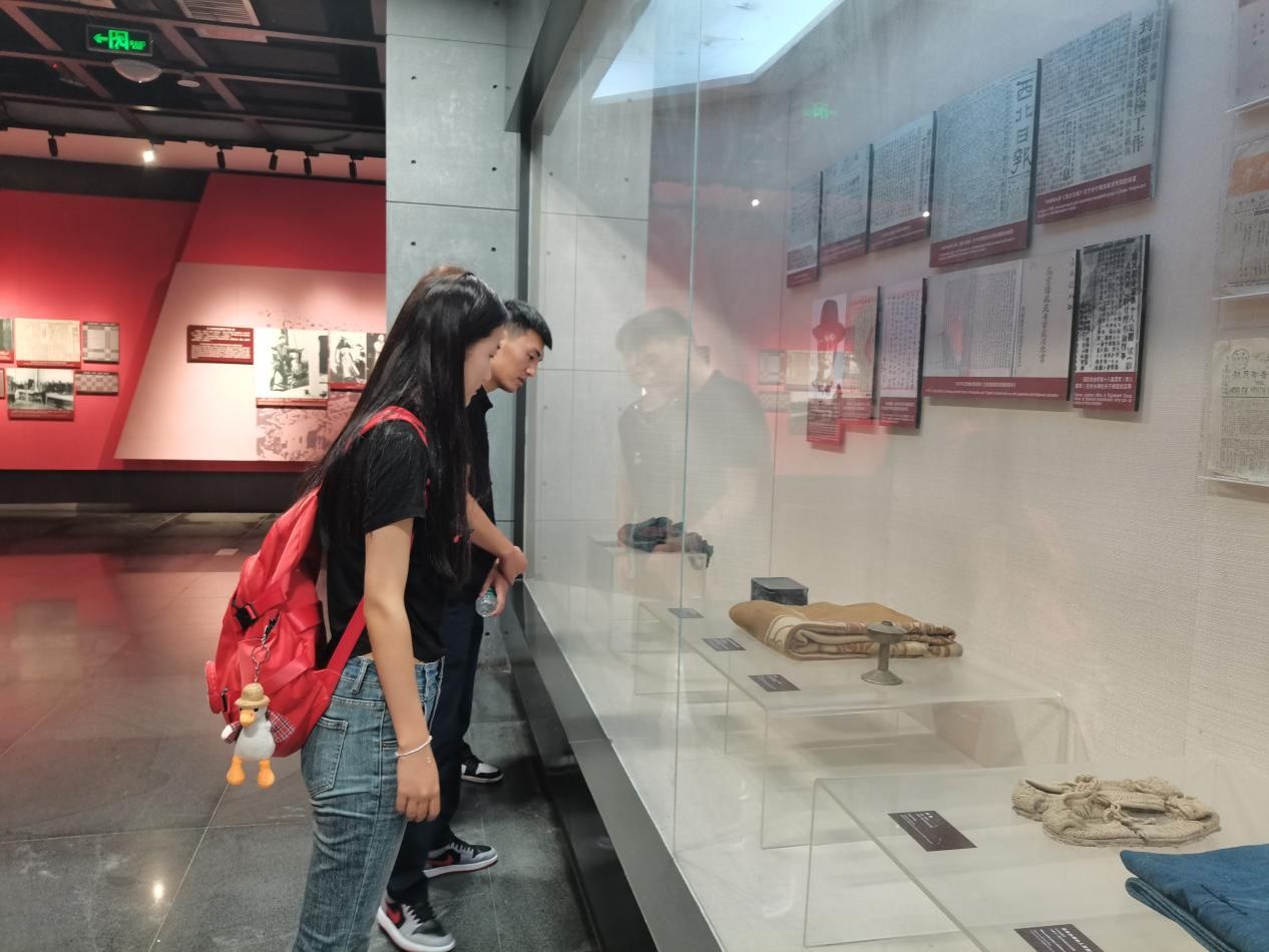 实践团成员参观纪念馆 实践团成员参观纪念馆
