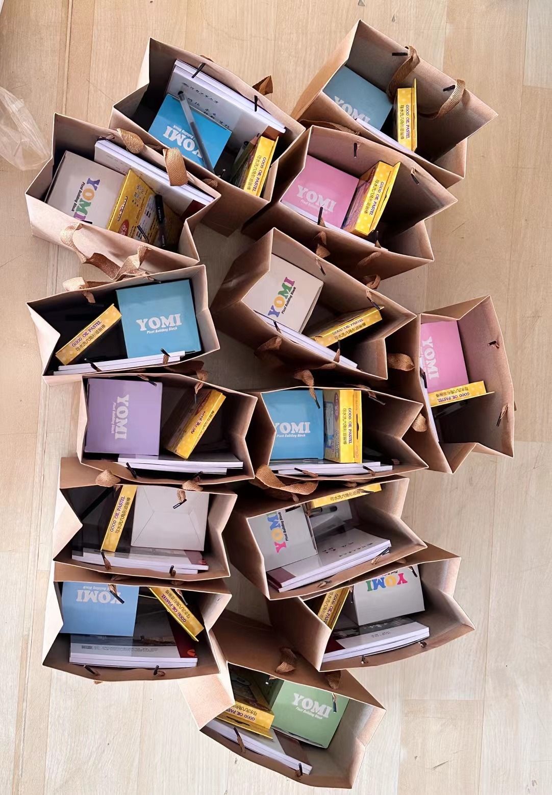 实践队成员为小朋友们准备小礼品 实践队成员为小朋友们准备小礼品