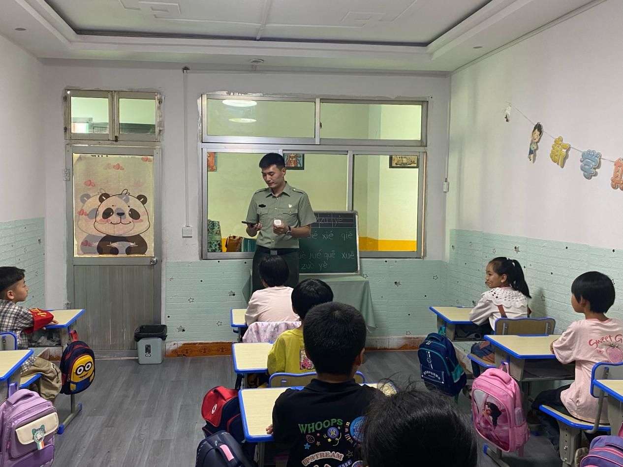 实践队成员贾振宏在当地开展红色系列支教活动 实践队成员贾振宏在当地开展红色系列支教活动