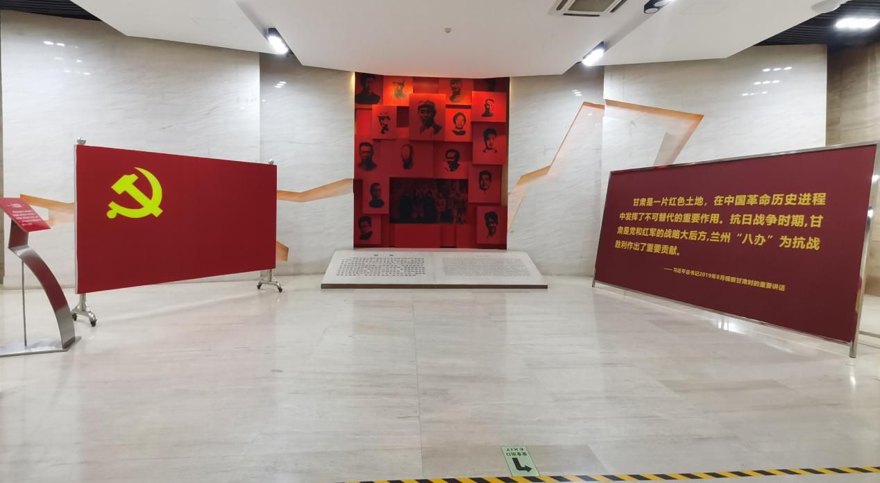 实践团成员走进八路军驻兰办事处纪念馆大厅 实践团成员走进八路军驻兰办事处纪念馆大厅